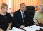 În mijloc, director Dan Miloş, în stg  director executiv Marinela Popovici, în dr., purtător de cuvânt Daniel Botgros