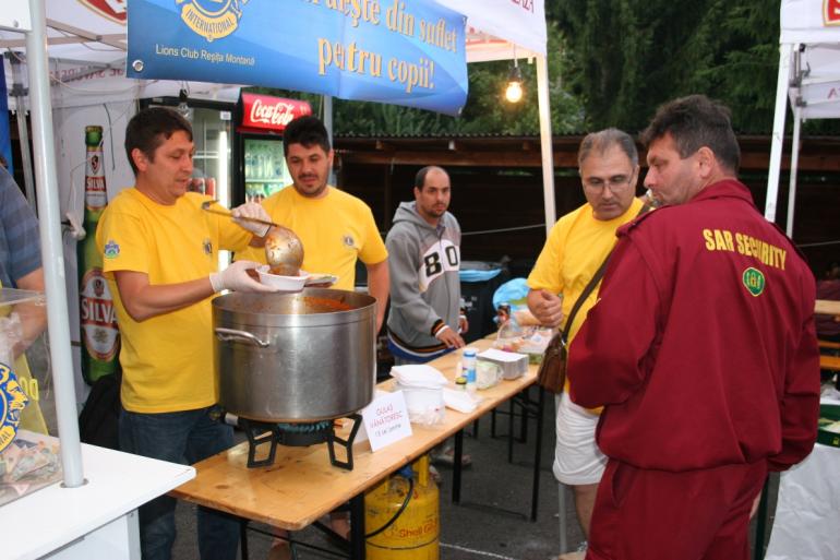 Membrii Lions Club Reşiţa Montană, la cazanul cu gulaş