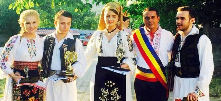 Premianţii festivalului, cu primarul Cismăneanţu