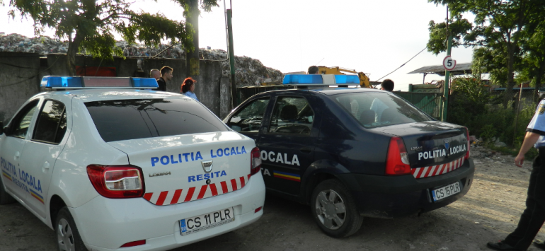 Mașinile Poliției la poarta haldinei