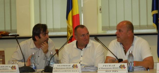 Hadrian Popescu, stânga, viceprimarul Adrian Dacica ş primarul Ioan Popa