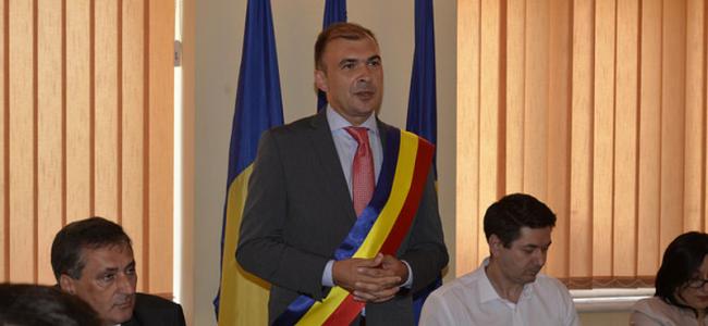 Felix Borcean, încadrat de Marcel Vela și Sebastian Purec